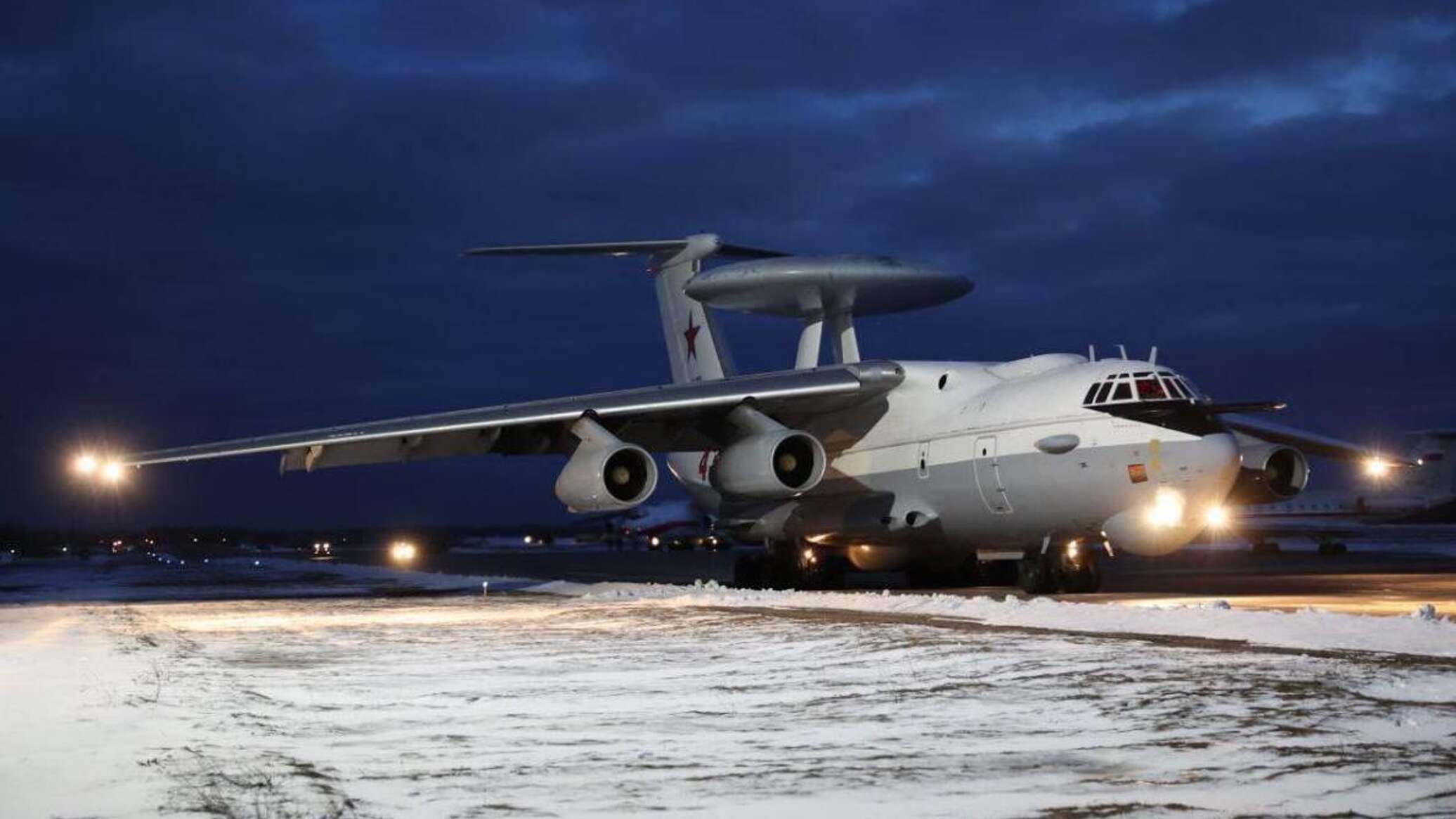 Самолёт сша пролетел над территорией. Дрло а-50. Длро а-50. Самолет на аэродроме. Сбитый а50.