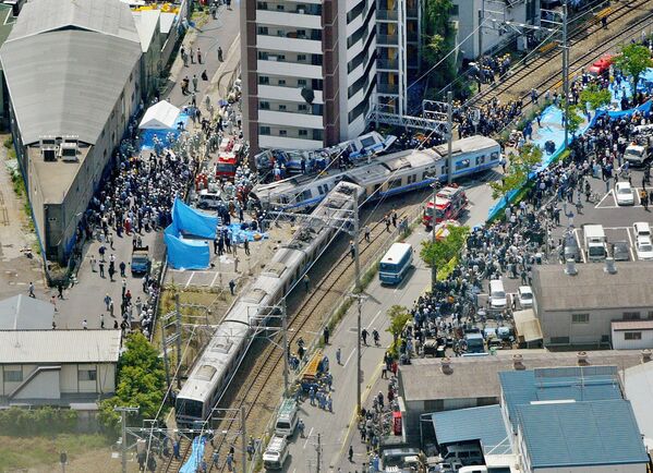 25 апреля 2005 года в городе Амагасаки в Японии сошли с рельсов пять из семи вагонов скоростной электрички. Первый вагон поезда на большой скорости врезался в 9-этажный жилой дом. Погибли 108 человек, ранения получили более 450. - Sputnik Беларусь