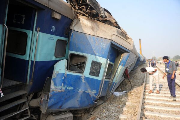 В ночь на 20 ноября 2016 года в штате Уттар-Прадеш на севере Индии сошел с рельсов пассажирский поезд. Большинство пассажиров в момент крушения спали. Более 100 человек погибли, более 200 получили ранения. - Sputnik Беларусь