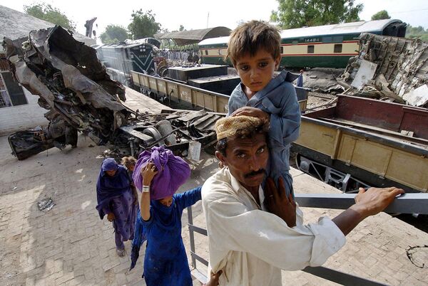 13 июля 2005 года на станции Готки в Пакистане поезд врезался в стоящий на путях состав. Сошедшие с рельсов вагоны перекрыли соседний путь, где их протаранил проходивший мимо экспресс. Погибли около 300 человек, более тысячи получили ранения. - Sputnik Беларусь