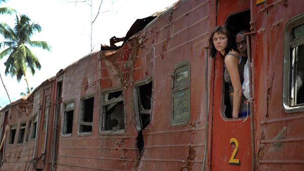 Посетители смотрят изнутри разбитого вагона Королевы моря, поезда, который был сметен гигантскими волнами цунами в Пералии, Шри-Ланка в 2005 году - Sputnik Беларусь