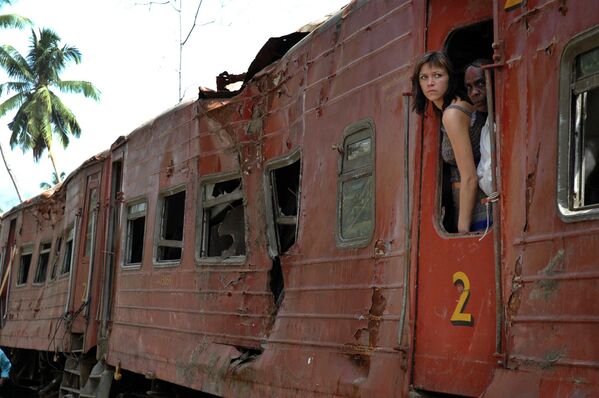 26 декабря 2004 года недалеко от деревни Пералия на Шри-Ланке произошла одна из крупнейших железнодорожных катастроф. Огромные волны цунами накрыли железнодорожный путь и уничтожили поезд. Точное число погибших в поезде неизвестно. По официальным данным, в Коломбо в поезд сели 1 500 пассажиров, но данных о количестве людей, подсевших на промежуточных остановках, нет. Приблизительно в поезде ехали 1 900 человек, но выжили лишь 150 из них. - Sputnik Беларусь
