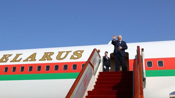 Лукашэнка на трапе самалёта - Sputnik Беларусь