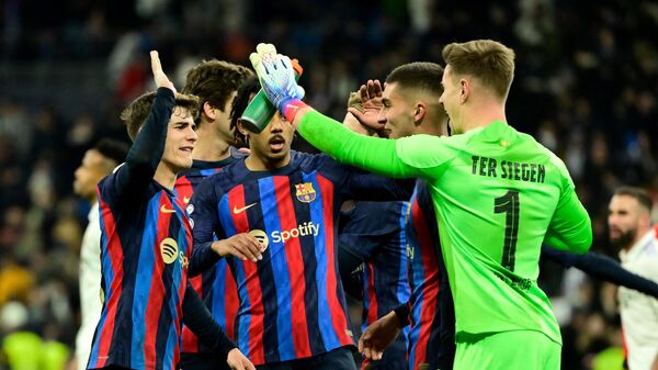 Футболисты Барселоны празднуют победу над Реалом - Sputnik Беларусь