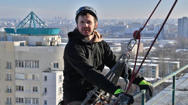 На высоте и с риском для жизни: как работает промышленный альпинист ― видео - Sputnik Беларусь
