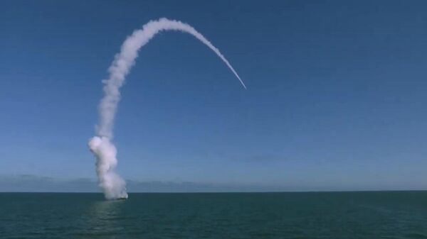 Пуск ракеты Калибр с российской подлодки в Японском море попал на видео - Sputnik Беларусь