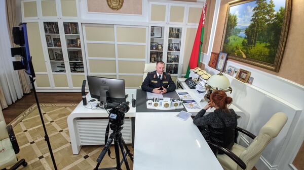 Кортик от коллег из России и катаны от ОМОНа ― видео из кабинета главы МВД - Sputnik Беларусь