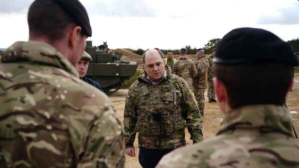 Министр обороны Великобритании Бен Уоллес с экипажем бронетранспортера Ajax Ares во время посещения военной базы британской армии, где украинские солдаты тренируются на танках Challenger 2, в Дорсете - Sputnik Беларусь
