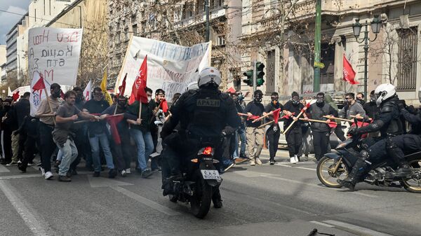 Разгон демонстрантов во время демонстрации в Афинах 5 марта 2023 года - Sputnik Беларусь