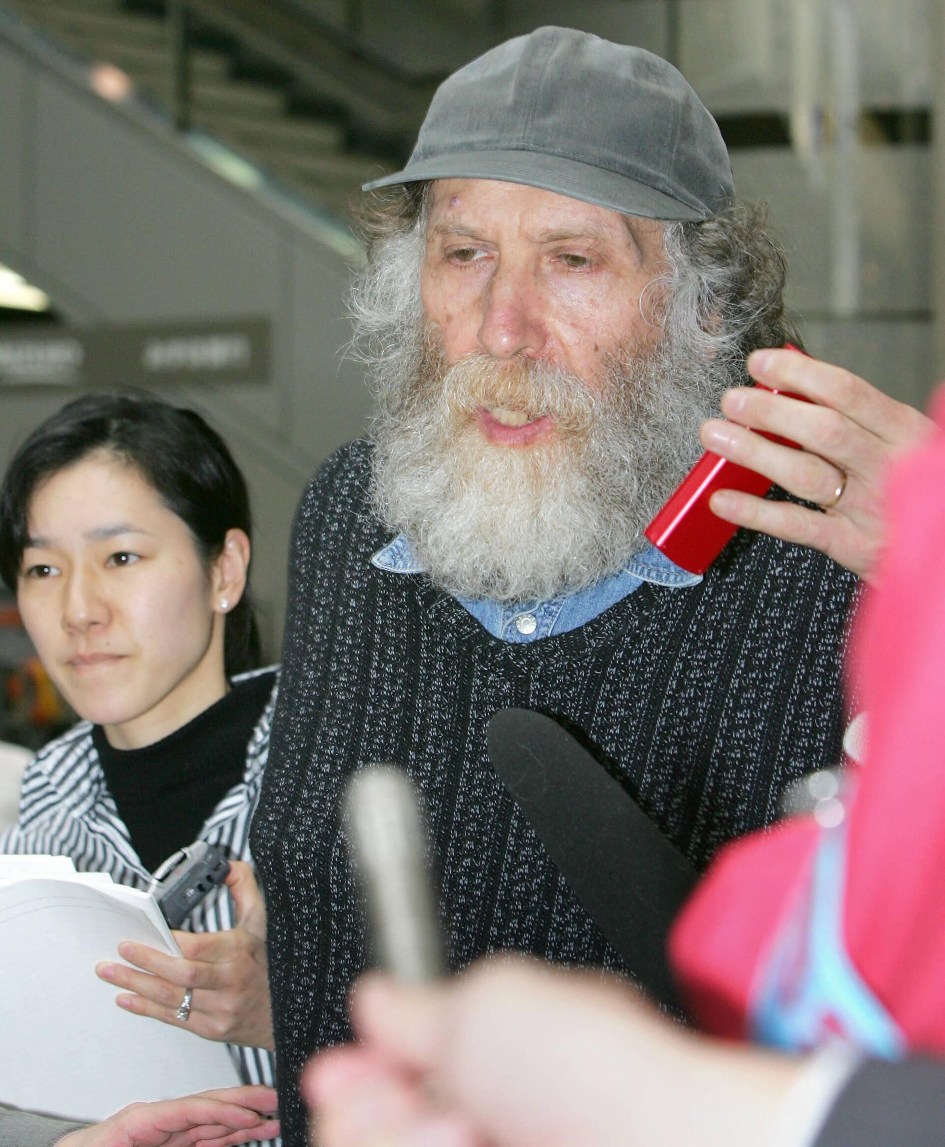 Бобби Фишер беседует с журналистами перед отлетом в международном аэропорту Нью-Токио в Нарите 24 марта 2005 года - Sputnik Беларусь, 1920, 07.03.2023