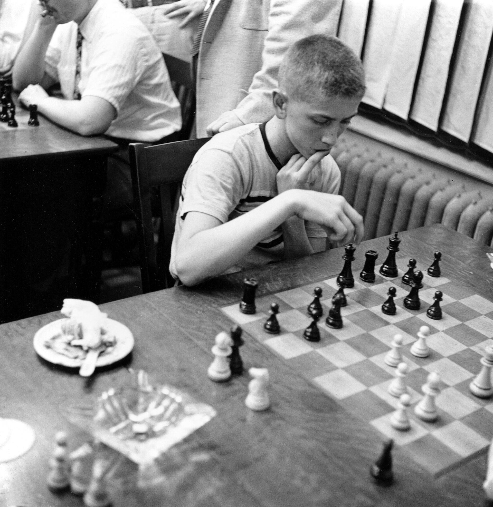 Бобби Фишер из Бруклина, в свои 14 лет являвшийся одним из самых молодых участников шахматных турниров в стране, во время матча в Манхэттенском шахматном клубе в Нью-Йорке, 21 июня 1957 года - Sputnik Беларусь, 1920, 07.03.2023