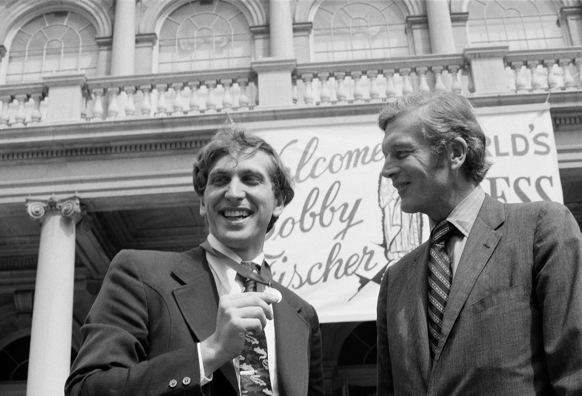 Мэр Нью-Йорка Джон В. Линдсей (справа) объявил Днем Бобби Фишера 22 сентября 1972 года после того как Фишер отобрал у россиянина Бориса Спасского титул чемпиона мира - Sputnik Беларусь, 1920, 07.03.2023