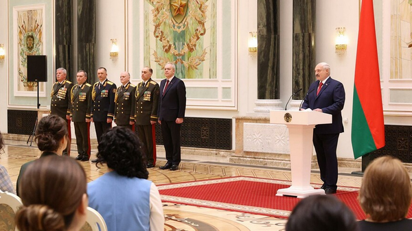 Президент Беларуси Александр Лукашенко вручил государственные награды  - Sputnik Беларусь