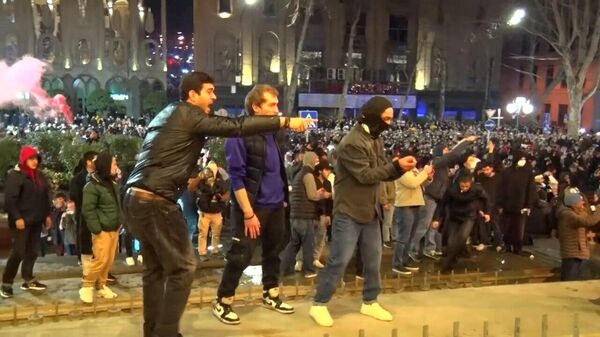 Камни, коктейли Молотова и поджоги машин: видео с протестов в Тбилиси - Sputnik Беларусь