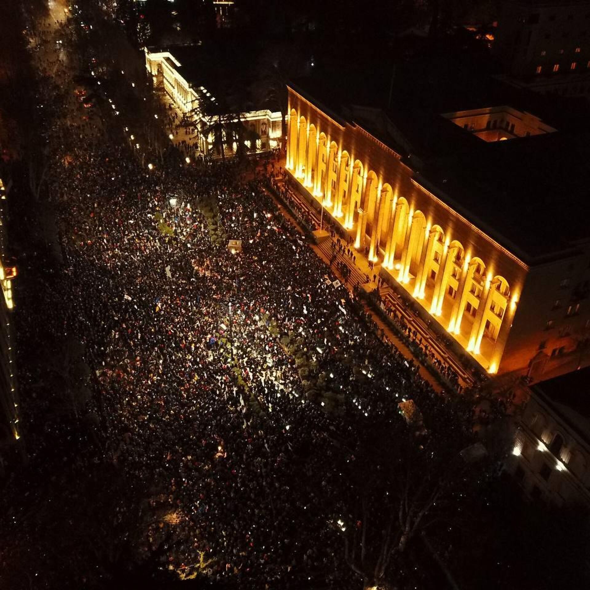 Протесты, спецназ и водометы: что происходило ночью в Тбилиси ― видео -  09.03.2023, Sputnik Беларусь