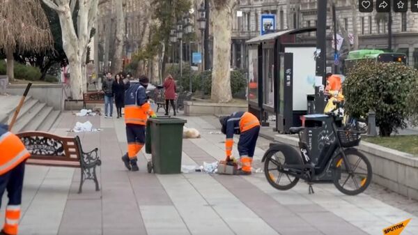 Горы мусора: в Тбилиси убирают улицы после ночных беспорядков ― видео - Sputnik Беларусь