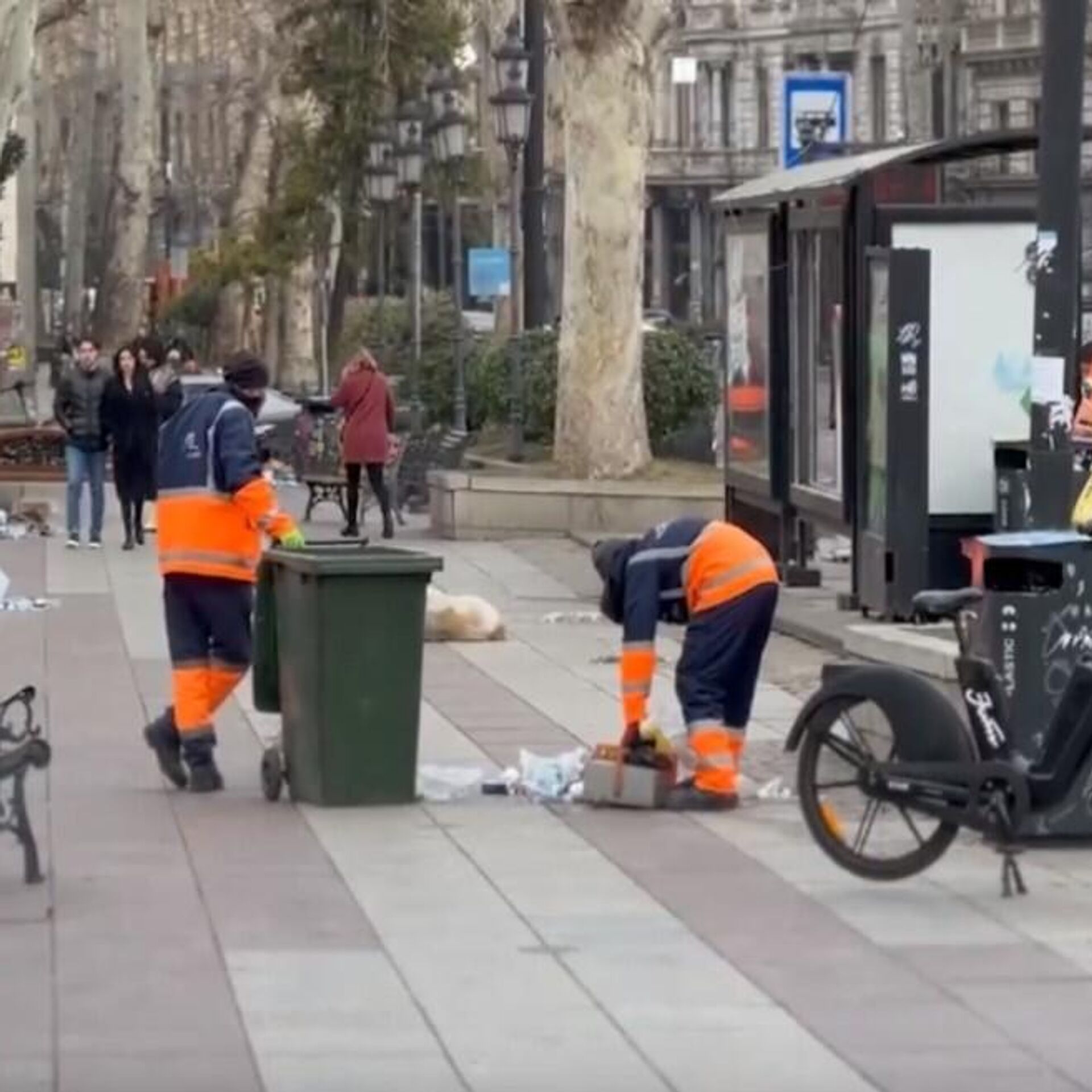 Горы мусора: в Тбилиси убирают улицы после ночных беспорядков ― видео -  09.03.2023, Sputnik Беларусь