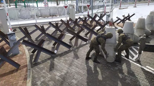 Военные Польши расставляют противотанковые ежи на границе с Беларусью - Sputnik Беларусь