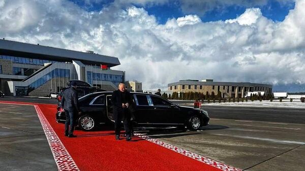 Александр Лукашенко в аэропорту перед вылетом в Тегеран - Sputnik Беларусь