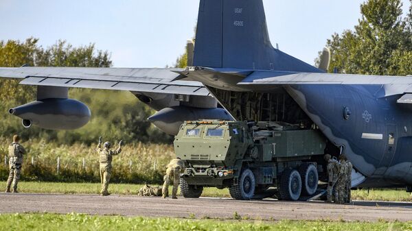 Военные выгружают высокомобильную артиллерийскую ракетную систему HIMARS из самолета MC-130J - Sputnik Беларусь