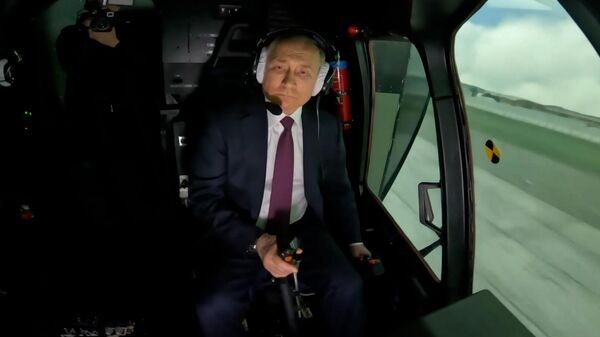 Путин лично протестировал тренажер вертолета Ми-171А2 ― видео - Sputnik Беларусь