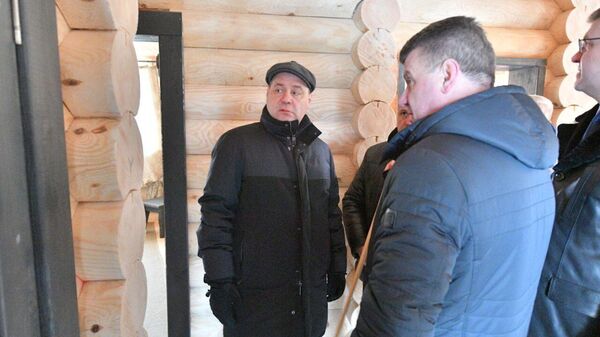 Министр лесного хозяйства Александр Кулик и премьер Роман Головченко осматривают образцы продукции - Sputnik Беларусь