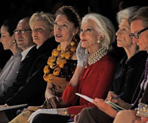 Кармен в красном наблюдает за показом коллекции Chado Ralph Rucci Spring 2013 во время Недели моды в Нью-Йорке. - Sputnik Беларусь