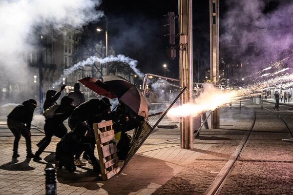 Столкновения демонстрантов с полицией во время демонстрации в Нанте. - Sputnik Беларусь