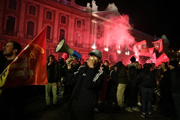 Демонстрант с мегафоном на площади Капитолия Тулузы. - Sputnik Беларусь