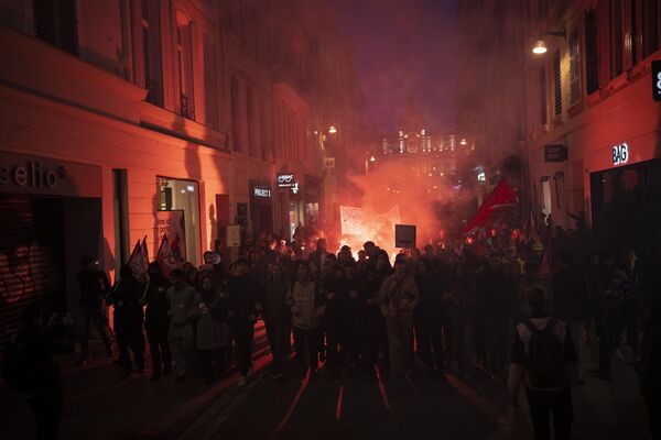 Во время демонстрации в Марселе было жарко.  - Sputnik Беларусь