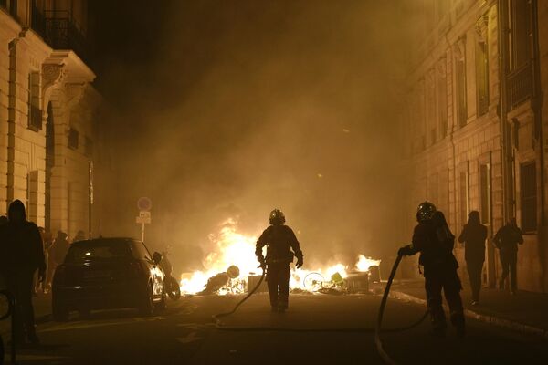 Пожарные тушат пожар возле площади Согласия в Париже. - Sputnik Беларусь