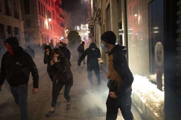 Люди бегут от слезоточивого газа, примененного французским спецназом, во время демонстрации в Марселе. - Sputnik Беларусь
