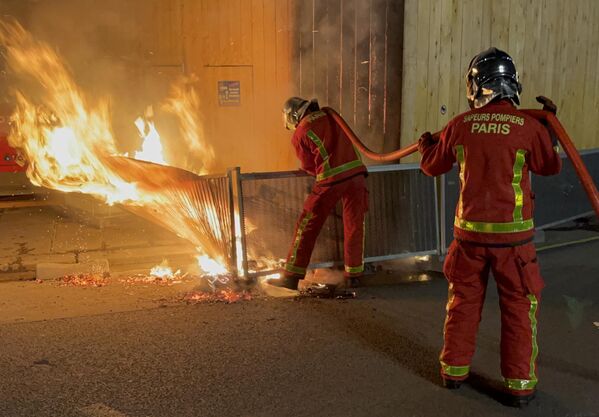 Пожарные тушат пожар на одной из улиц в Париже.  - Sputnik Беларусь