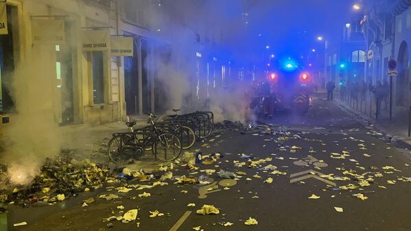 Последствия акции протеста против пенсионной реформы на одной из улиц в Париже.  - Sputnik Беларусь