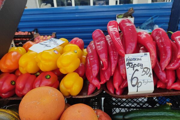 Фрукты и овощи на Комаровском рынке - Sputnik Беларусь