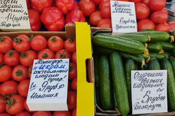 Фрукты и овощи на Комаровском рынке - Sputnik Беларусь
