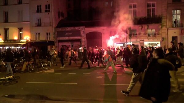 Париж снова в огне: ночь протестов закончилась задержаниями ― видео - Sputnik Беларусь