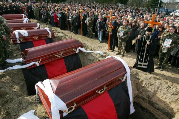 Отпевание погибших и похороны прошли 2 апреля 2007 года. - Sputnik Беларусь