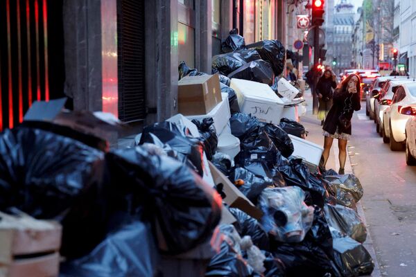 Во многих округах Парижа мусорные контейнеры, расположенные рядом с жилыми домами, переполнены, мешки с мусором лежат рядом и на тротуарах, иногда полностью перекрывая проход. - Sputnik Беларусь