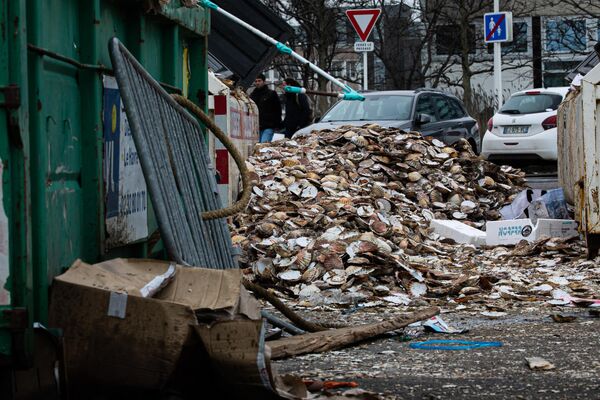Префект Парижа Лоран Нуньес распорядился вернуть порядка 400 уборщиков мусора к работе, однако отходы накапливаются быстрее, чем их успевают вывозить.  - Sputnik Беларусь