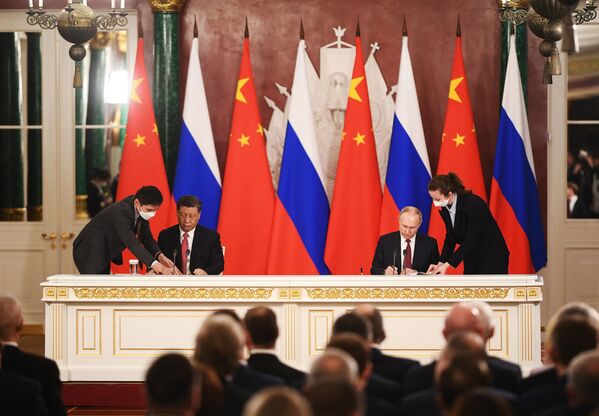Россия и Китай договорились о продолжении прежде всего экономического сотрудничества, в том числе в сфере торговли, технологий и развития взаимосвязанной логистической системы между странами.Государства выразили намерение оказывать взаимную поддержку по защите интересов друг друга, и в первую очередь – суверенитета, территориальной целостности и безопасности.Кроме того, в заявлении стороны призывают к уходу от дальнейшего углубления кризиса на Украине и от его трансформации в неконтролируемый процесс. Для этого должны быть прекращены любые шаги, способствующие эскалации и затягиванию боевых действий на украинской территории. - Sputnik Беларусь