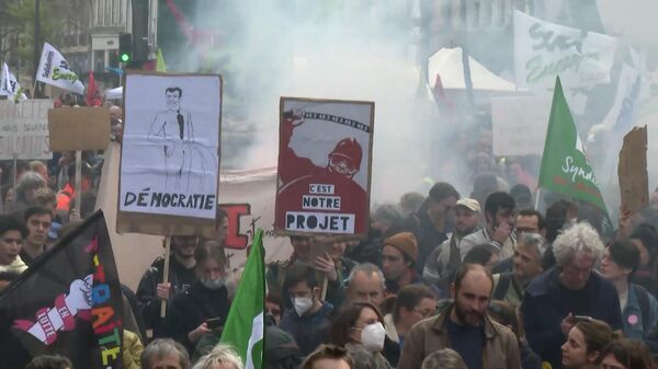 С пиротехникой и баррикадами: в Париже снова массовые протесты ― видео - Sputnik Беларусь