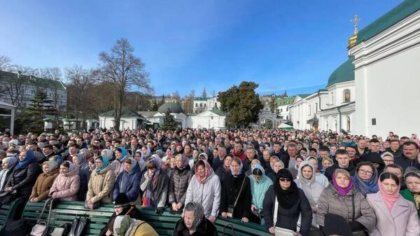 Несколько тысяч верующих пришли в Киево-Печерскую лавру 26 марта - Sputnik Беларусь