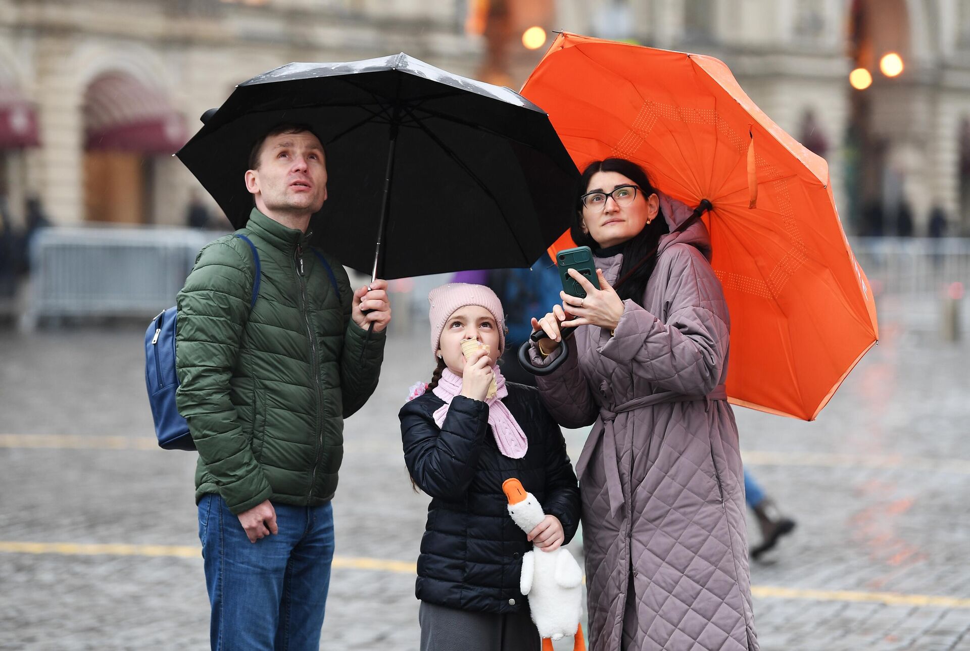 Люди с зонтами во время дождя  - Sputnik Беларусь, 1920, 26.03.2023