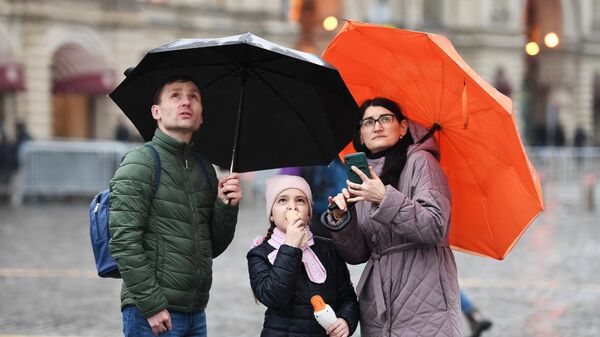 Люди с зонтами во время дождя  - Sputnik Беларусь