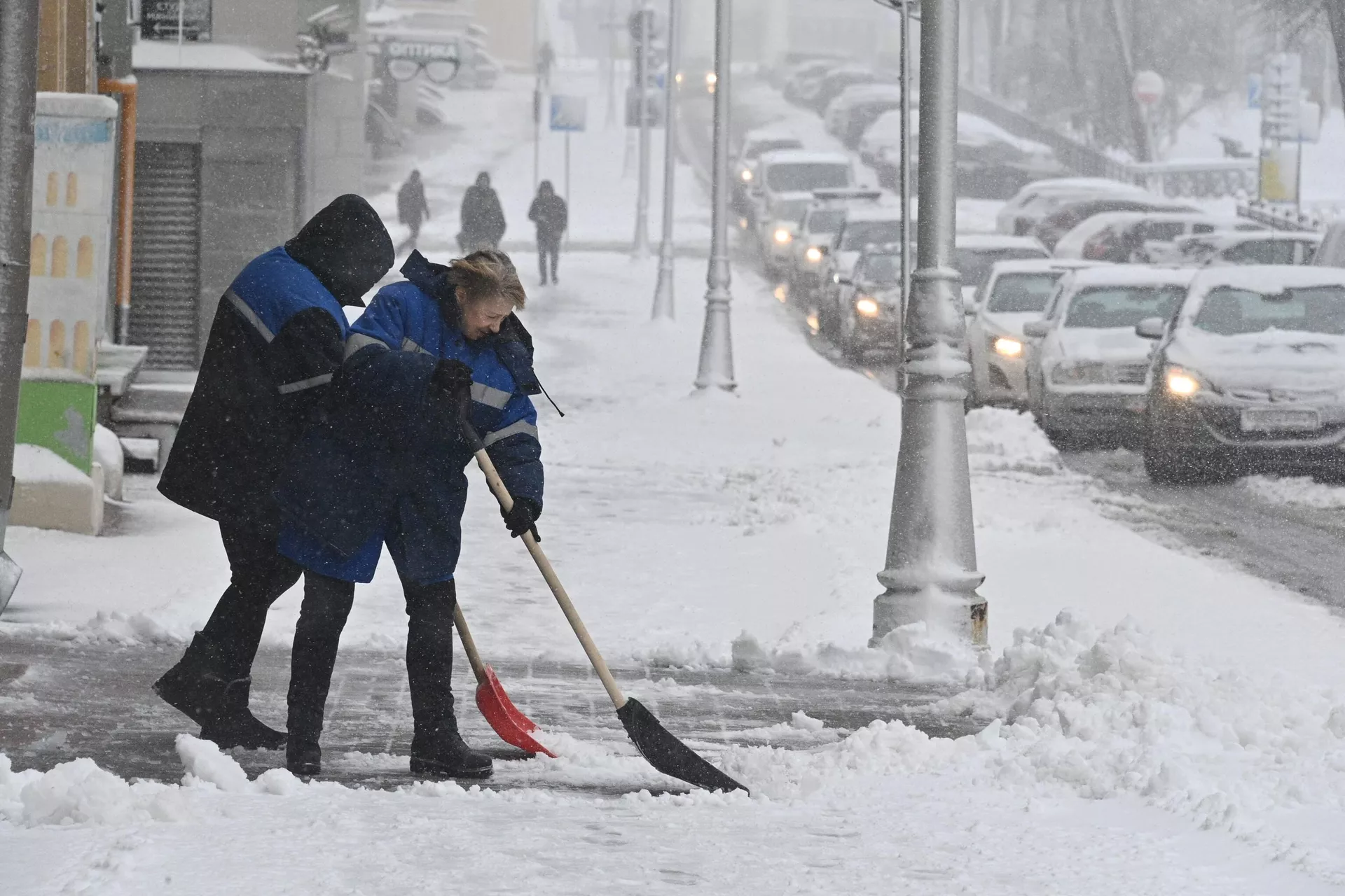 Уборка снега в Минске Уборка снега в Минске - Sputnik Беларусь, 1920, 25.11.2025
