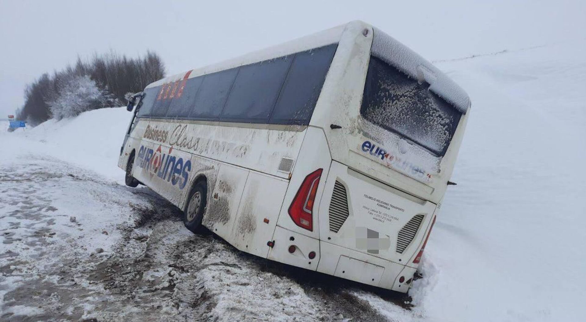 На автодороге М-6 Минск-Гродно  автобус съехал в кювет 28 марта 2023 года - Sputnik Беларусь, 1920, 28.03.2023