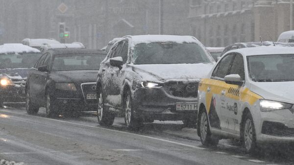 Транспорт в Минске во время снегопада - Sputnik Беларусь