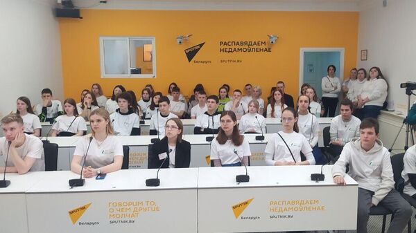 Встреча учеников молодежной школы журналистики с сотрудниками информационного агентства Sputnik - Sputnik Беларусь