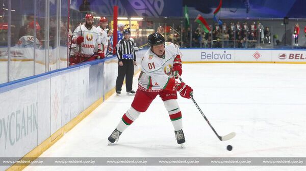 Александр Лукашенко во время матча с командой Минской области - Sputnik Беларусь